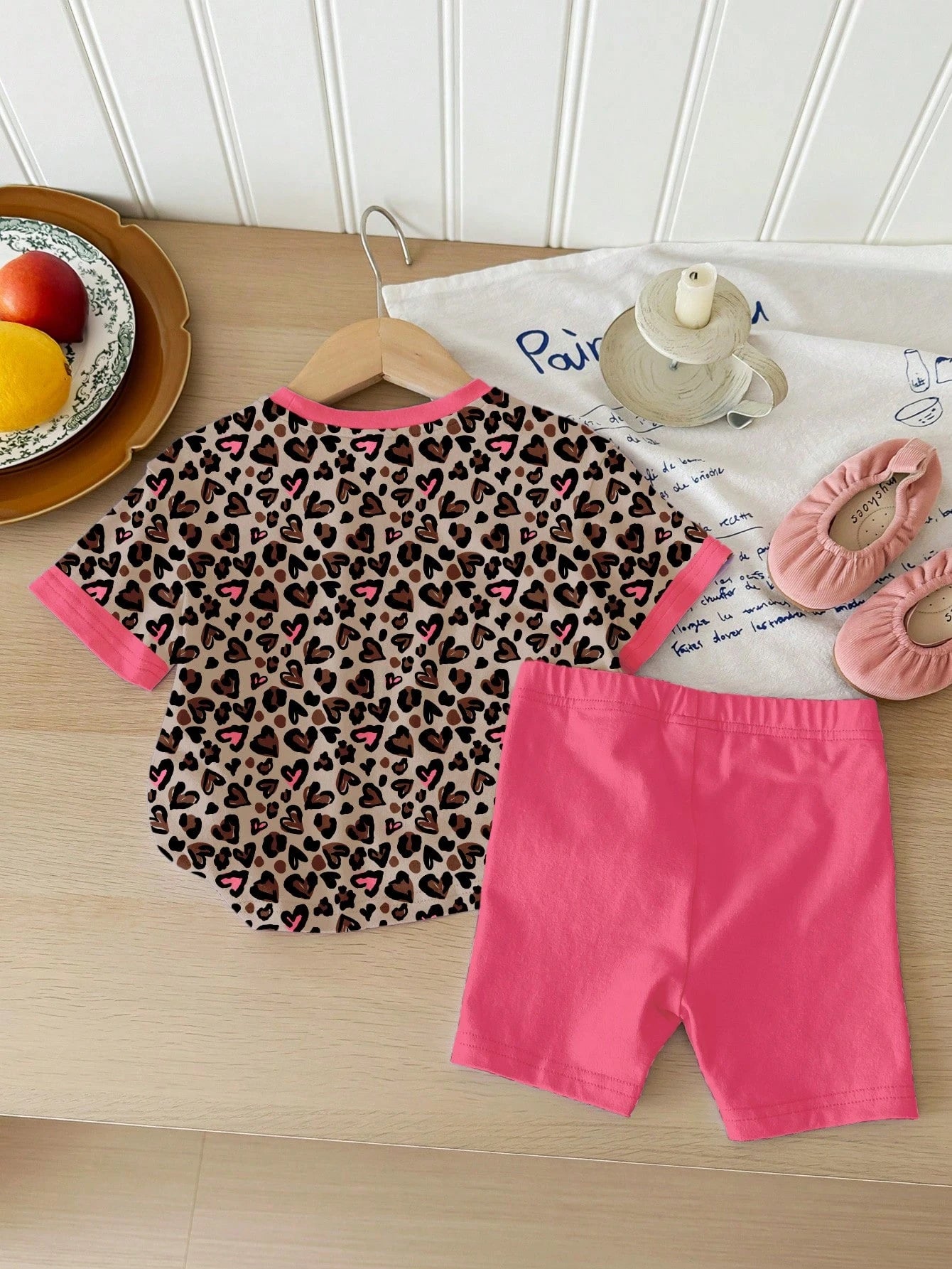 Young Girl round Neck Short Sleeve Heart Letter Print Top and Casual Street Style Shorts Set, Suitable for Summer