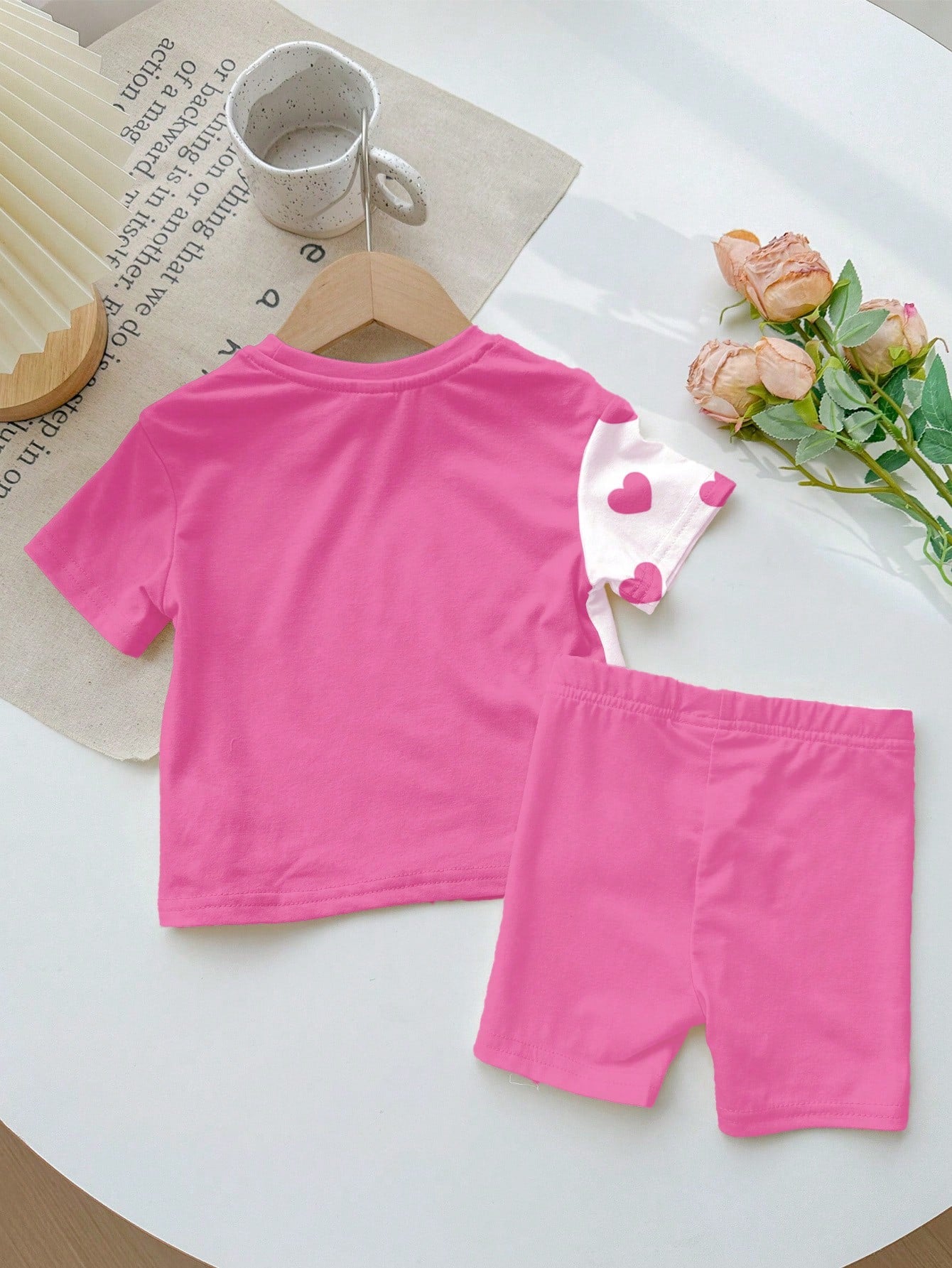 Young Girl round Neck Short Sleeve Heart Letter Print Top and Casual Street Style Shorts Set, Suitable for Summer